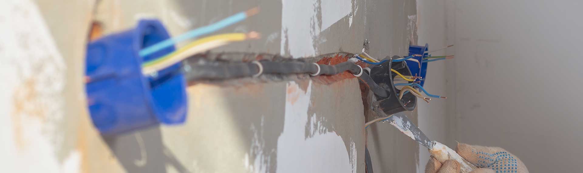 Verlegung von Kabeln auf Traversen in Leerrohren und Kabelschlitzen in Gebäuden nach vorgegebenen Plänen von lizensierten Unternehmen!